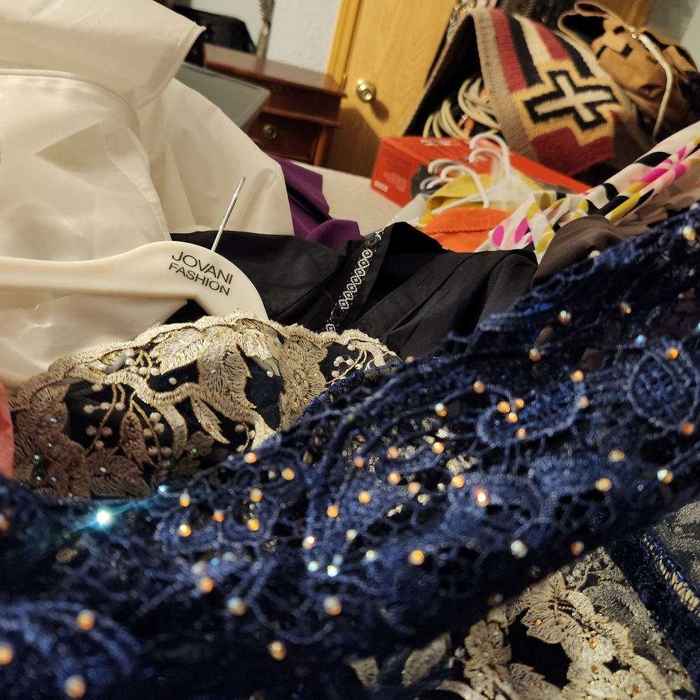 Elegant Navy and White Lace Evening Gown - Picture 2 of 6